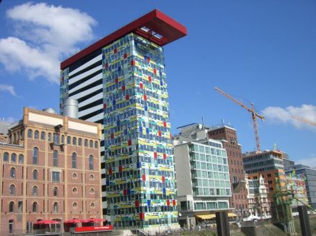 Düsseldorf : Medienhafen, Bildmitte das Bürohochhaus "Colorium", markant durch seine Farbigkeit